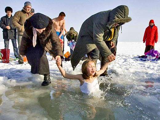 Как выглядят крещенские купания в России