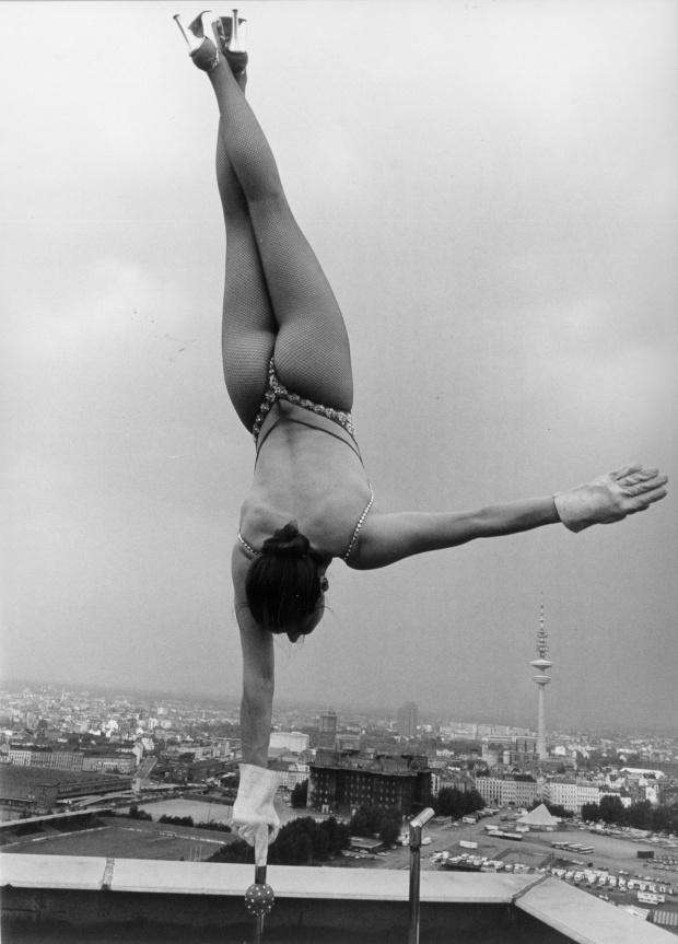 Сильвия Терон выполняет трюк на крыше небоскреба в Гамбурге
