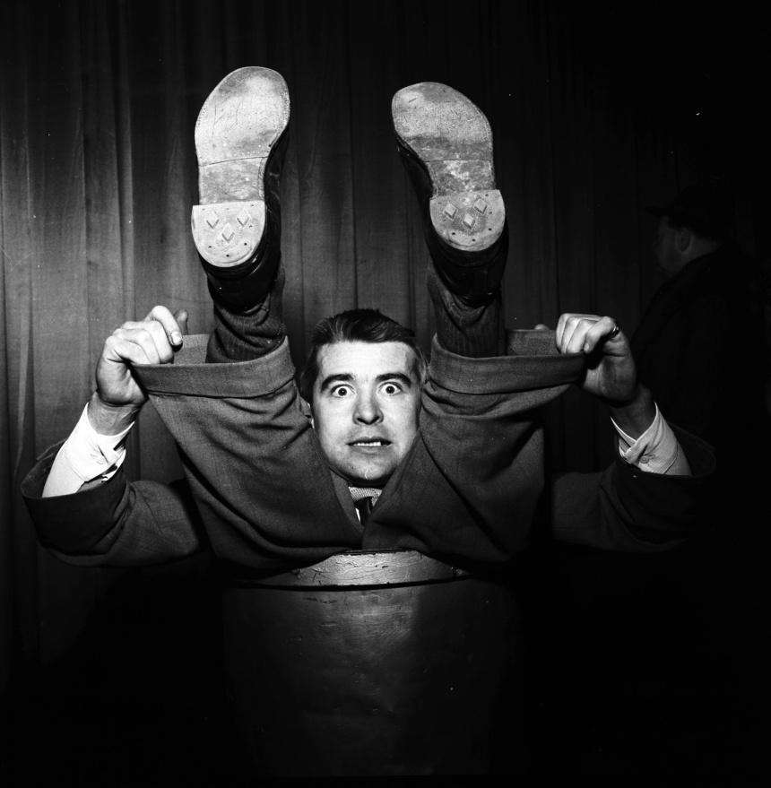 Что может человеческое тело - Клоун Norberti демонстрирует свои навыки в 1955 году.