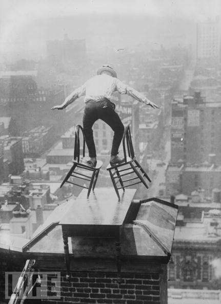 1900 год. Смельчак балансирует на стульях над Нью-Йорком.