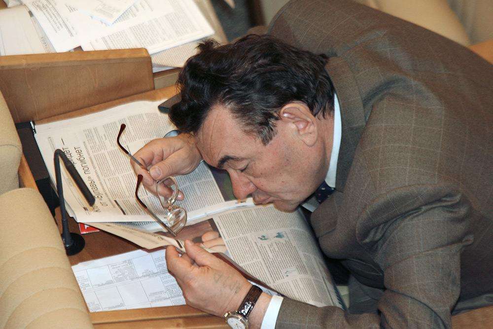 Депутат Государственной думы России читает газету во сне