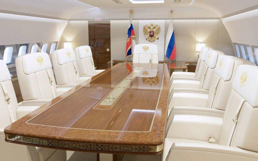 Кожа на креслах мегадорогая, стол из ценных пород дерева инкрустирован золотом. Путин. Самолет