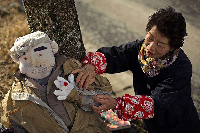 Аяно Цукими обходит своих кукол каждый день