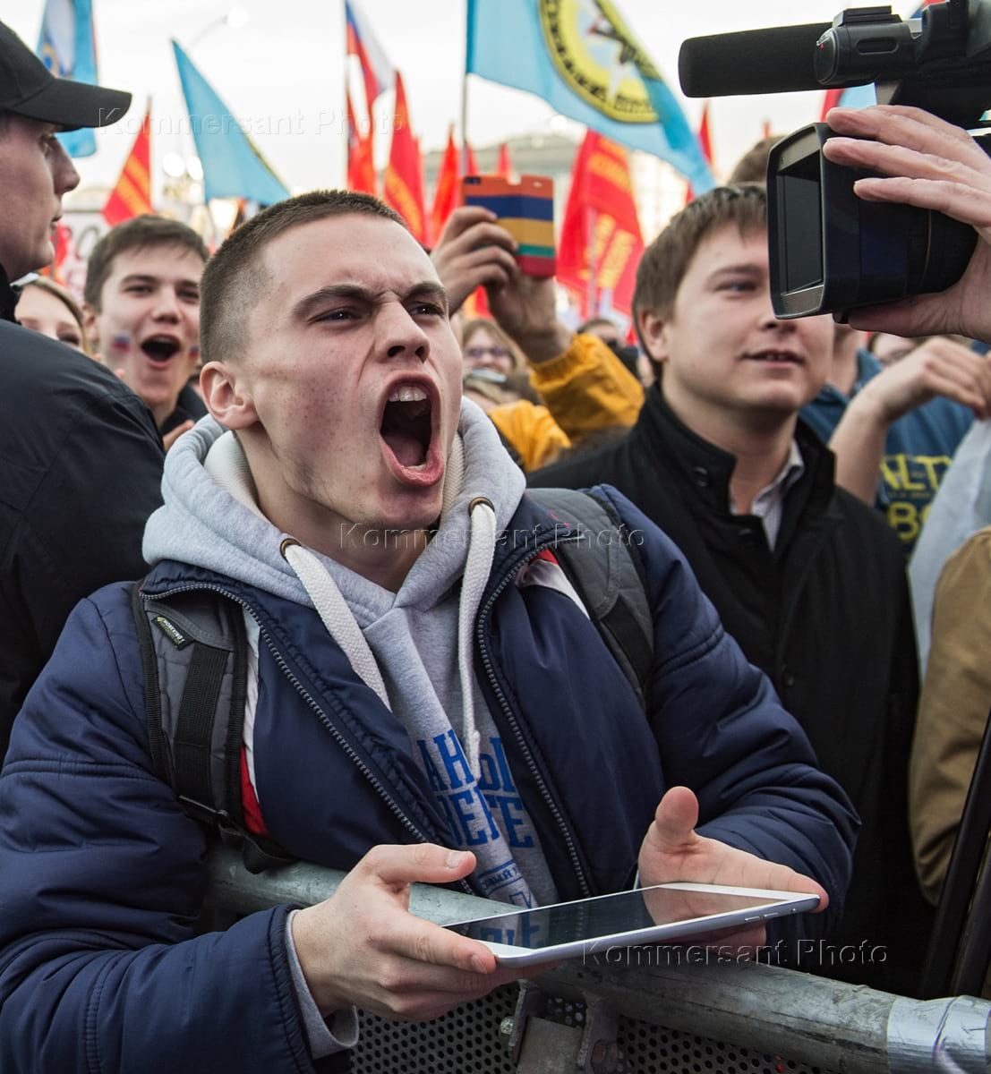 Фоторепортаж: В Москве отметили годовщину присоединения Крыма топтанием американского флага