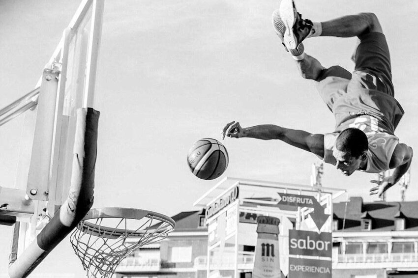 Эти великолепные фотографии сняты обычным телефоном Хайме Масье из Испании выиграл первый приз в разделе "За секунду до" за этот снимок баскетболиста