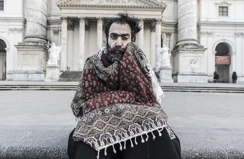 Эти великолепные фотографии сняты обычным телефоном Салех Розати из Ирана занял первое место в категории "Люди" за это фото мужчины, укрывающегося от холода ковром
