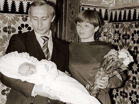 Владимир Путин со своей тогдашней супругой Людмилой и дочерью Машей, в 1985 году