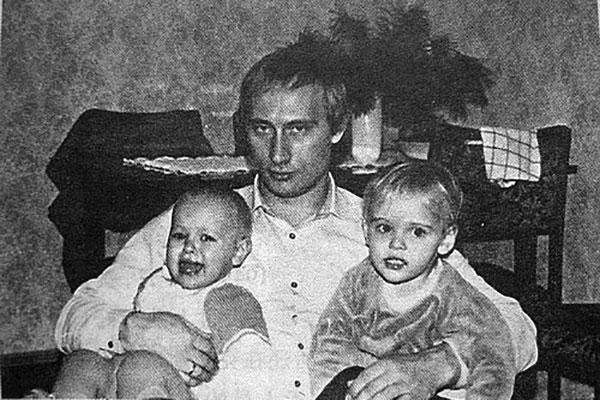 Владимир Путин с дочерьми. 1987 год