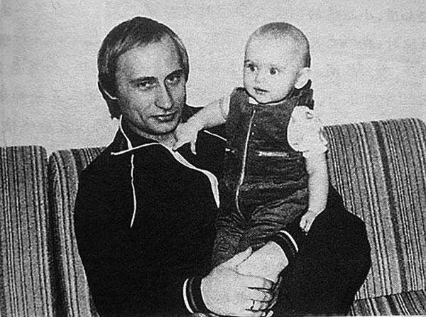 Владимир Путин с дочерью. 1986