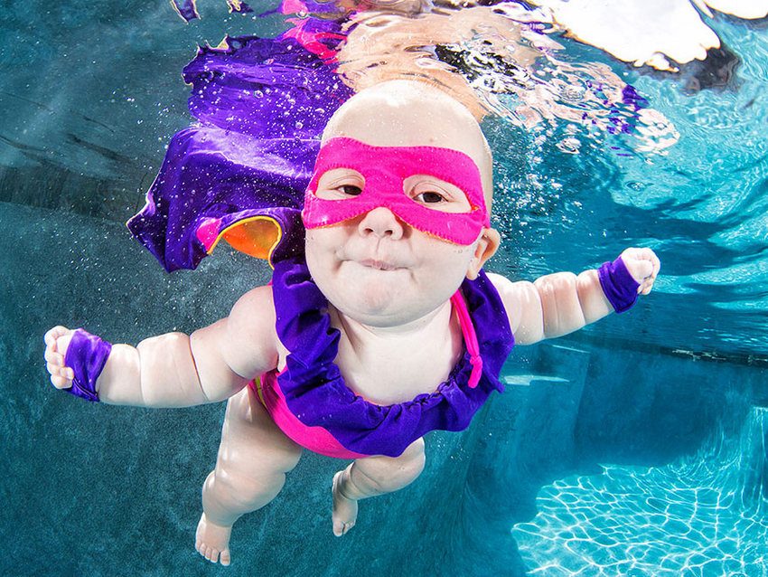 младенцы учатся плавать - фото из под воды - 1