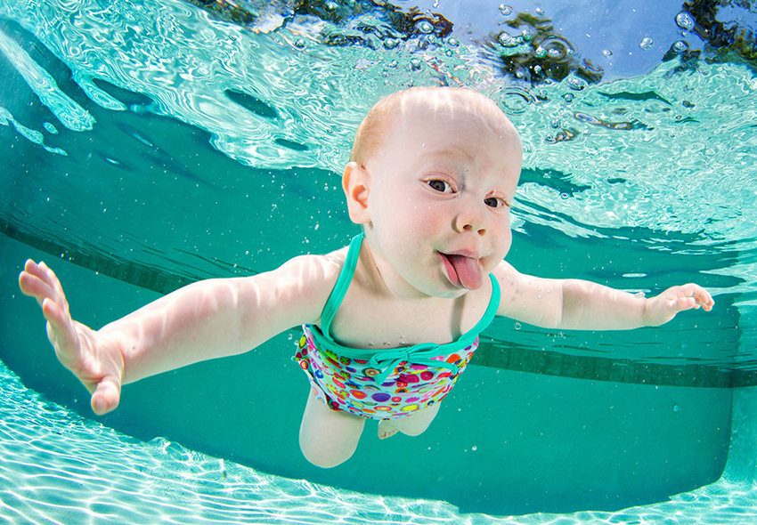 младенцы учатся плавать - фото из под воды - 10