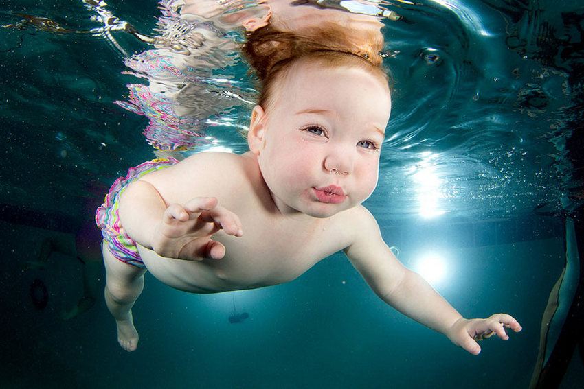 младенцы учатся плавать - фото из под воды - 13
