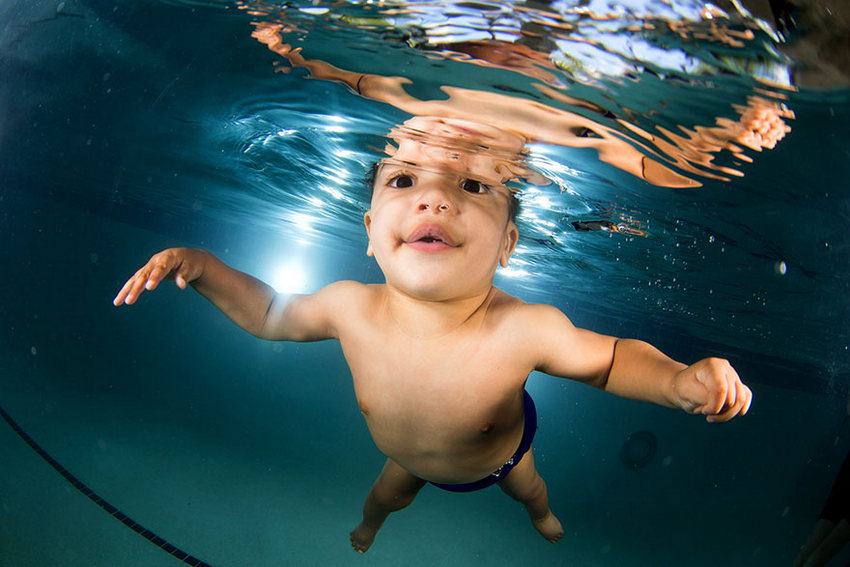 младенцы учатся плавать - фото из под воды - 14