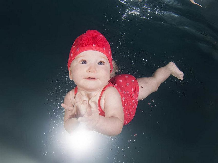 младенцы учатся плавать - фото из под воды - 16
