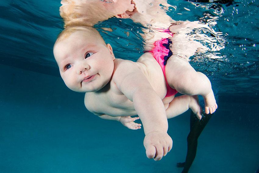 младенцы учатся плавать - фото из под воды - 17
