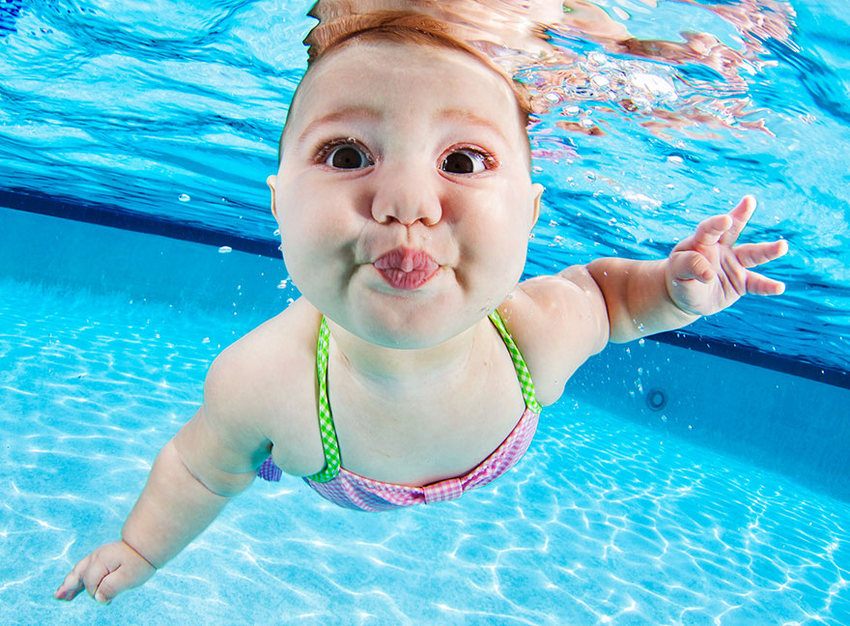 младенцы учатся плавать - фото из под воды - 2