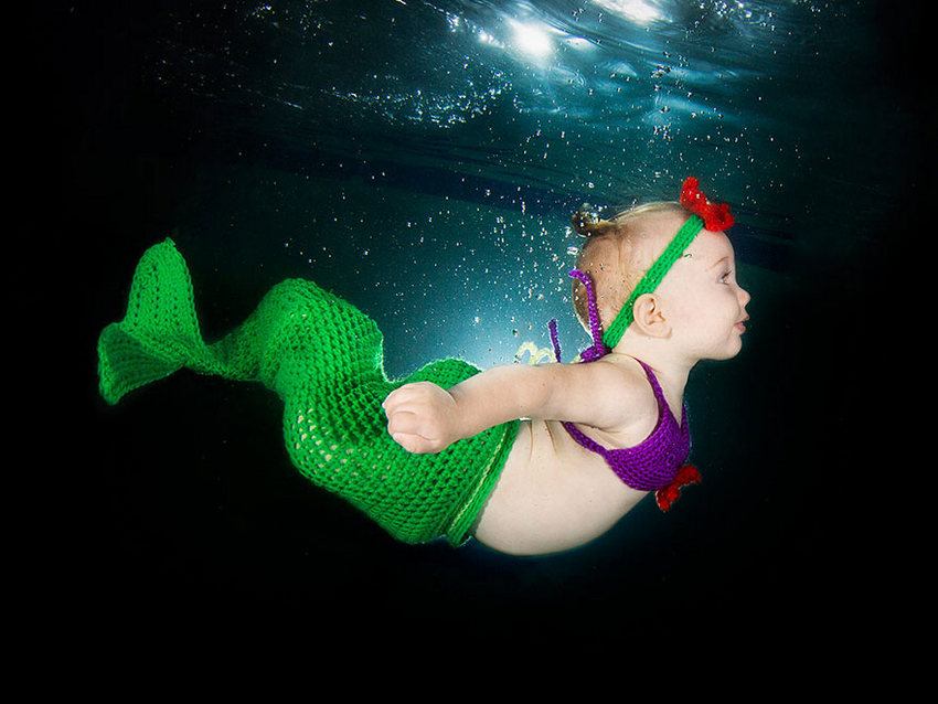 младенцы учатся плавать - фото из под воды - 3