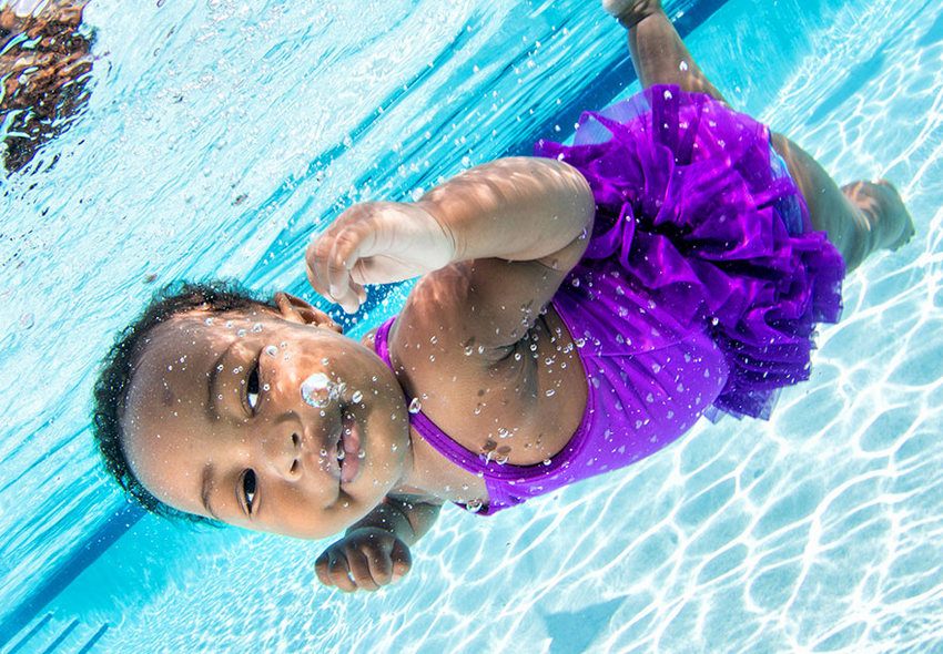 младенцы учатся плавать - фото из под воды - 5