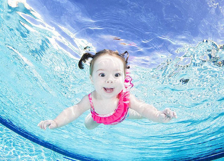младенцы учатся плавать - фото из под воды - 7