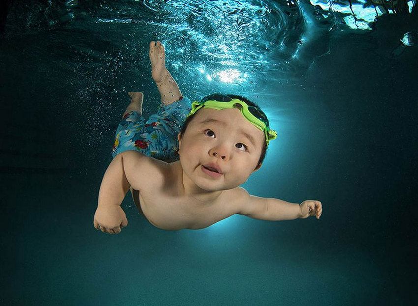 младенцы учатся плавать - фото из под воды - 8