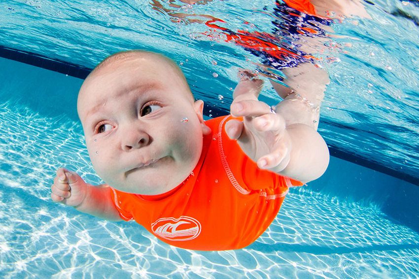 младенцы учатся плавать - фото из под воды - 9