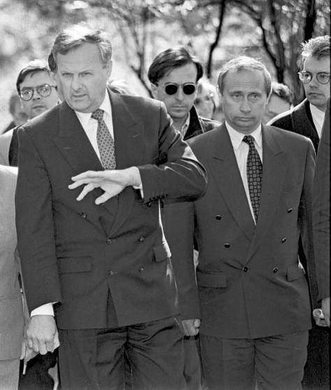 Владимир Путин, тогда заместитель мэра в Санкт-Петербурге, с тогдашним мэром Анатолием Собчаком в 1994 году