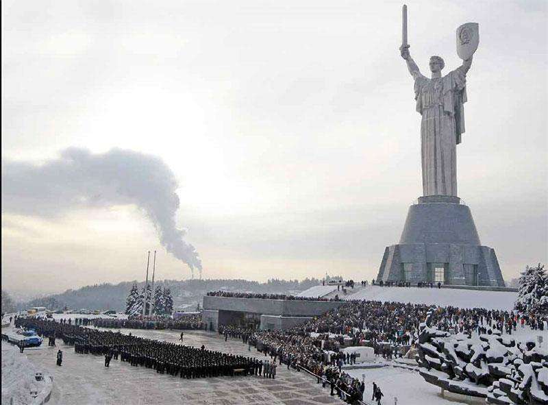 Загрязнение воздуха: Дым на фоне статуи Родины-матери в Киеве