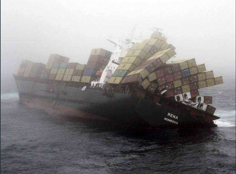 Крушение грузового судна в океане, приводящее к его загрязнению