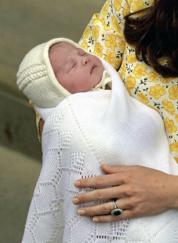 Кейт Миддлтон родила POOL Kate, Duchess of Cambridge holds her newborn baby princess, as she poses for the media on the steps of The Lindo Wing of St. Mary's Hospital, London, Saturday, May 2, 2015. Kate, the Duchess of Cambridge, gave birth to theri second child, a baby girl on Saturday morning. (John Stillwell/Pool via AP)