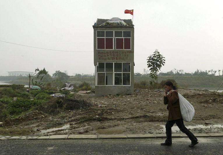 Дом-гвоздь на окраине города Нанкин в провинции Цзянсу.