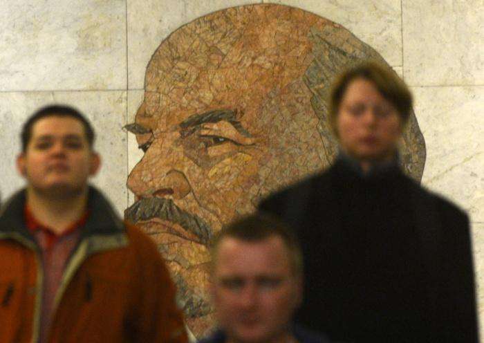 Огромный портрет Владимира Ленина на станции "Библиотека имени Ленина"