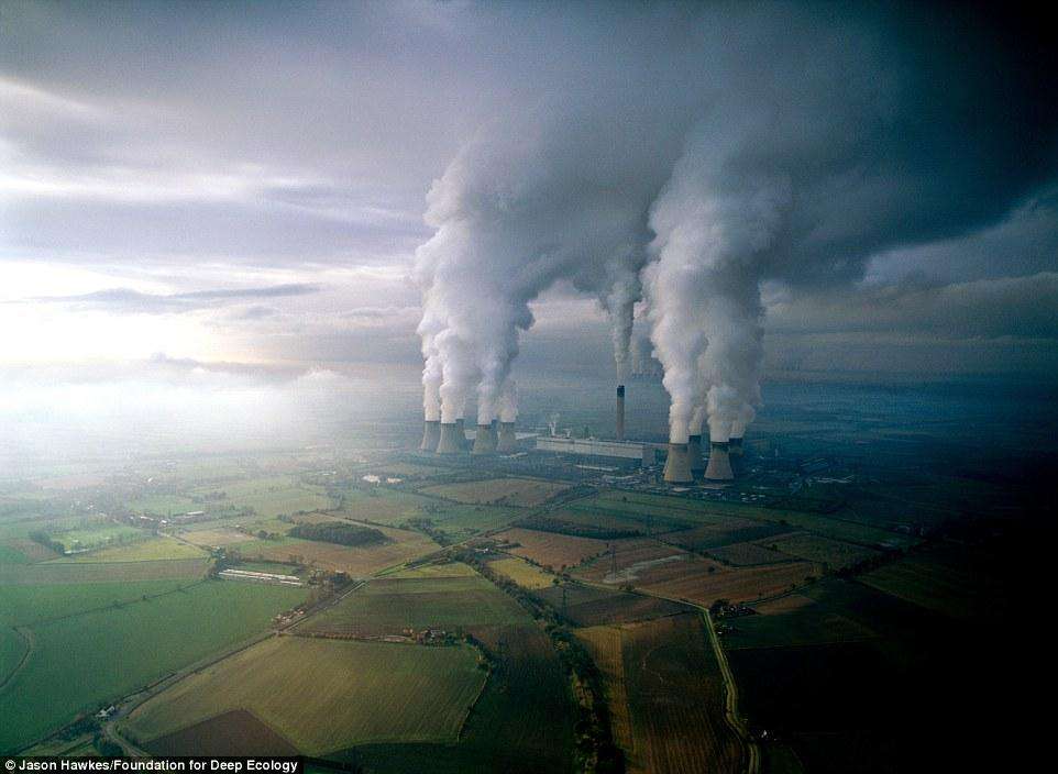 Выброс C02 и водяных паров на угольной электростанции в Великобритании