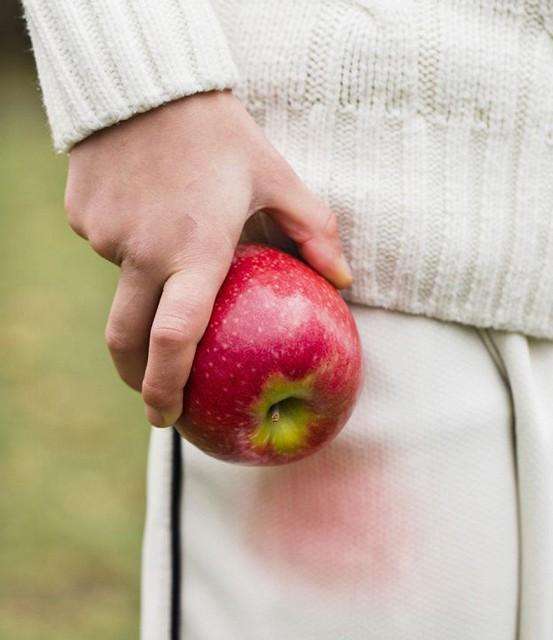 Кэт Лоув, «Яблоко крикетиста».