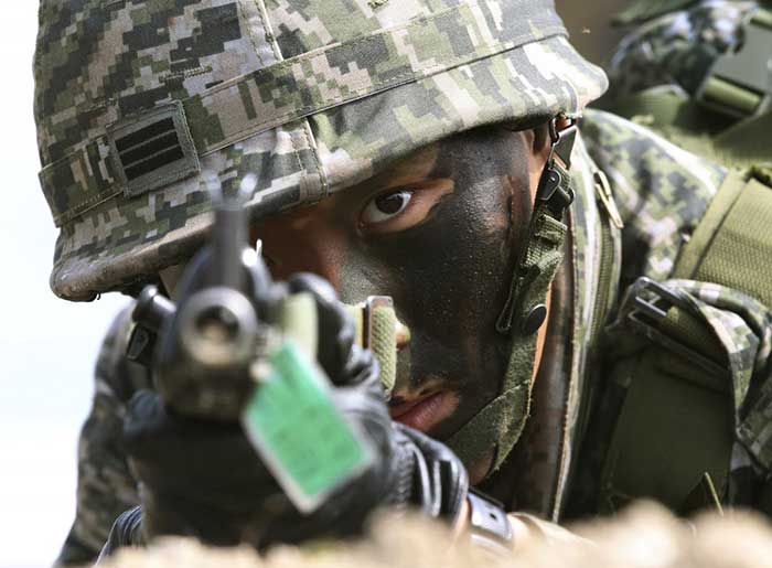 Южная Корея вынуждена иметь сравнительно большую армию из-за постоянной угрозы со стороны Северной Кореи