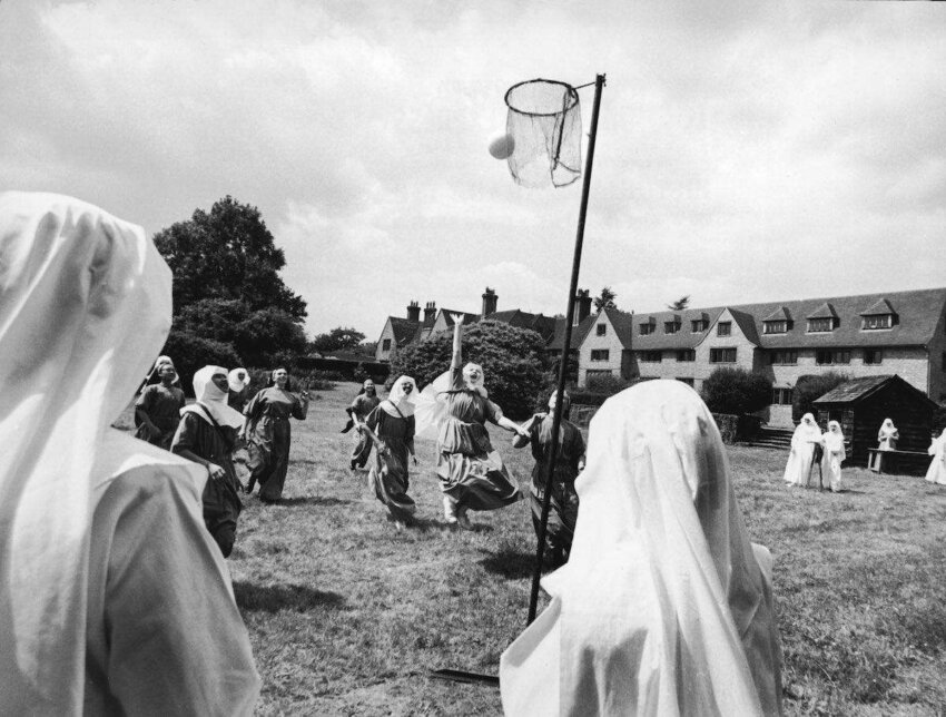 A group of nuns play basketball outdoors at the Ladywell Convent, Godalming, England, August 2, 1965. (Photo by Express Newspapers/Getty Images)