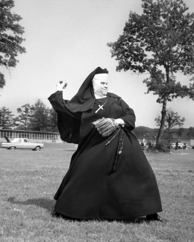 Монахиня играет в бейсбол.