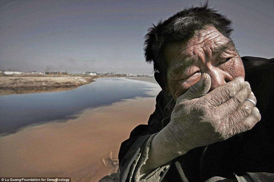 Китаец у реки Хуанхэ не может нормально дышать от запаха
