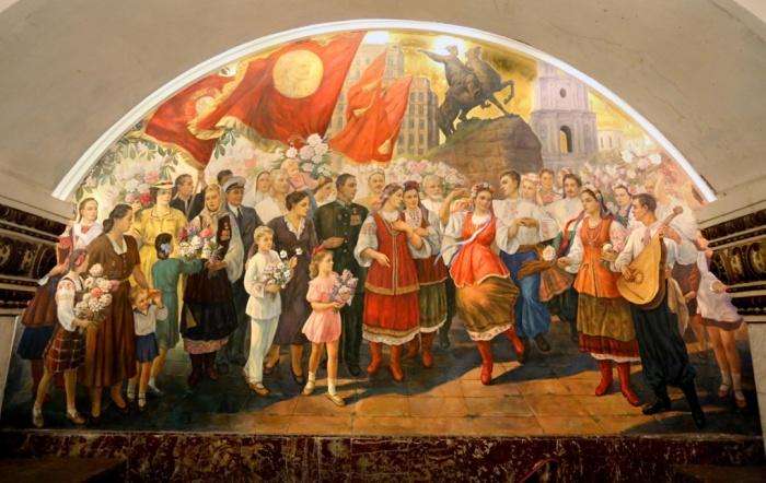 Мозаики и фрески на станции "Киевская" изображают русско-украинское единство