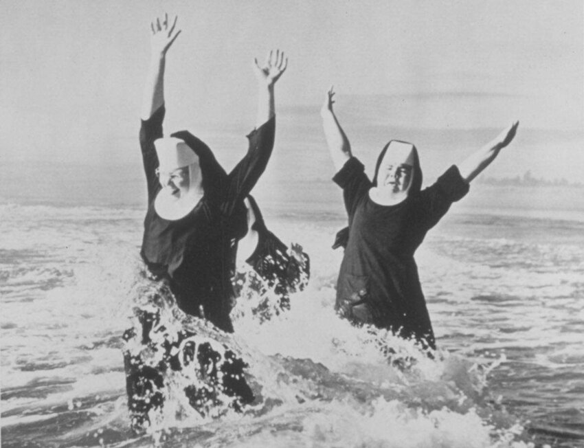 Two nuns in their habits frolicking in the ocean, July 1949 Ретро-фотографии монахинь
