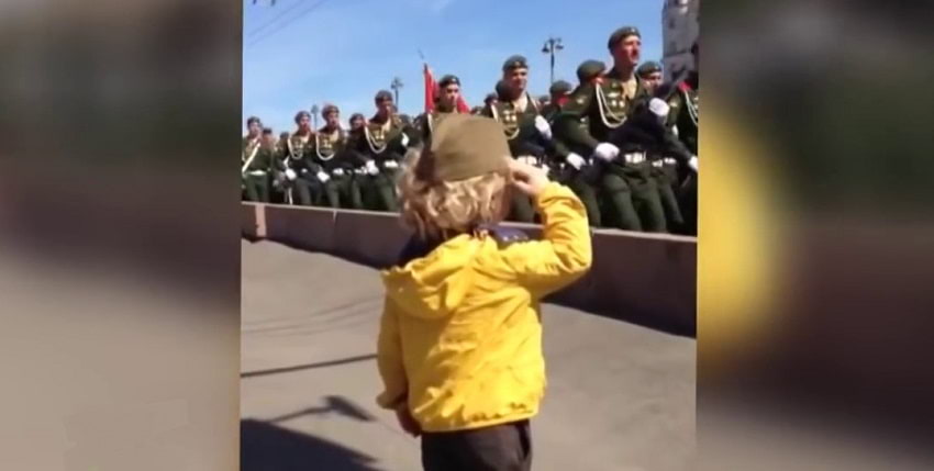 военные отдают честь мальчику в ответ на его приветствие
