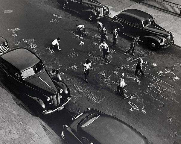 Мелом расчерчен асфальт на квадратики в Бруклине, Нью-Йорк, 1950 год