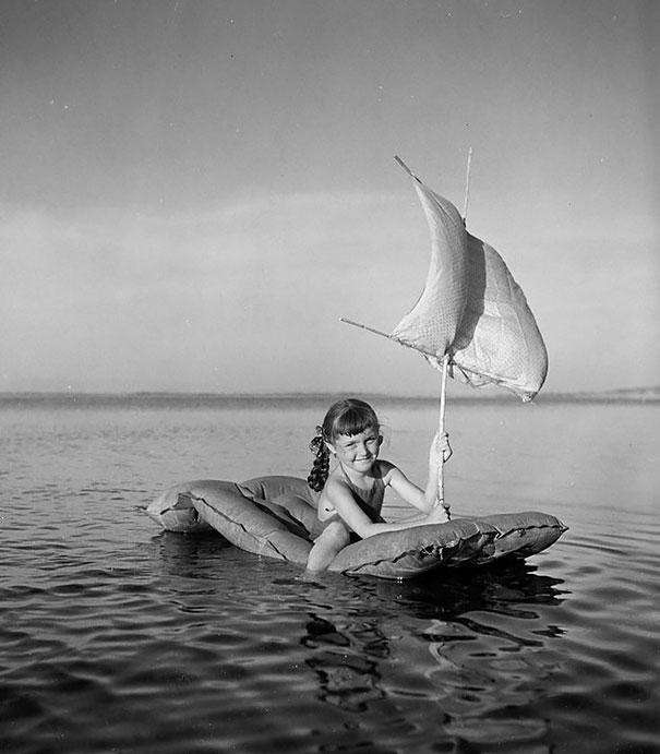 Девочка в воде, Тулон, Франция, 1949 год - старых фото детей