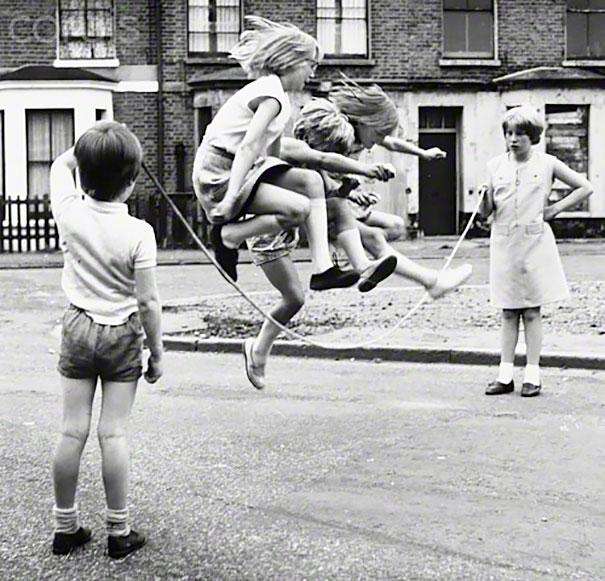 Игра со скакалкой в Лондоне, 1960-е