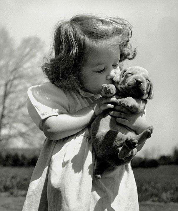 Девочка целует щенка, 1950 год