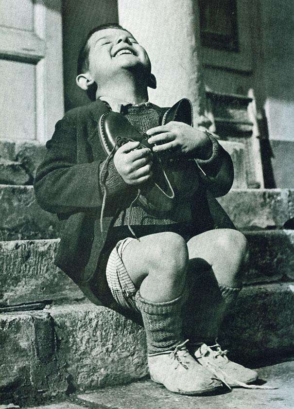 Австралийский мальчик с новой парой ботинок во время Второй мировой войны