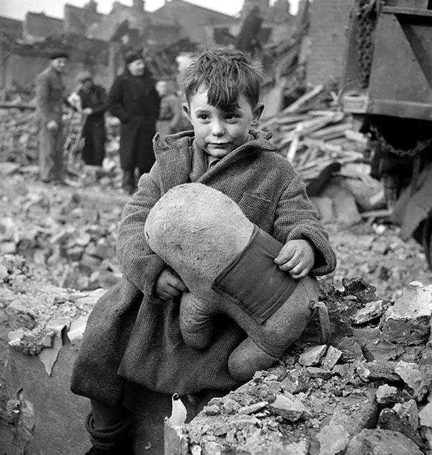 Потерявшийся мальчик на развалинах Лондона в 1945 году