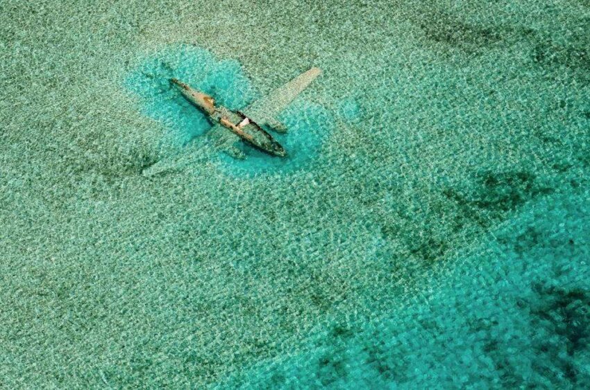 Затонувший самолет вблизи аэропорта Кей Норман, остров Экзумас