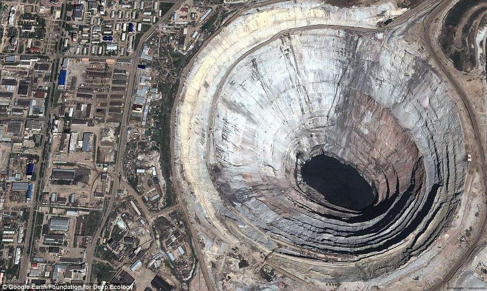 Карьер "Мир" в России - крупнейший в мире алмазный рудник 