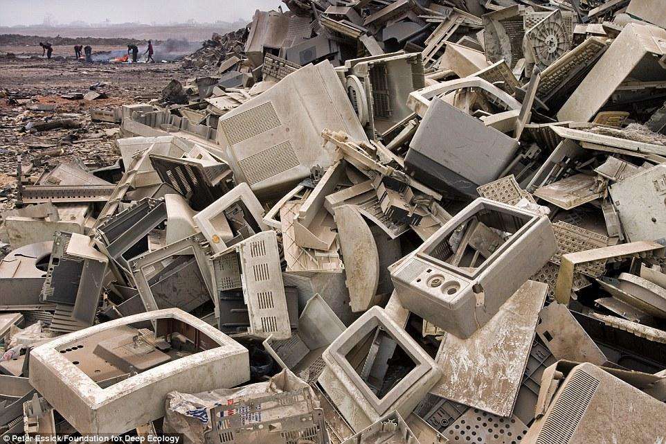  Отходы из устаревших компьютеров и другой электроники в Аккра, Гана