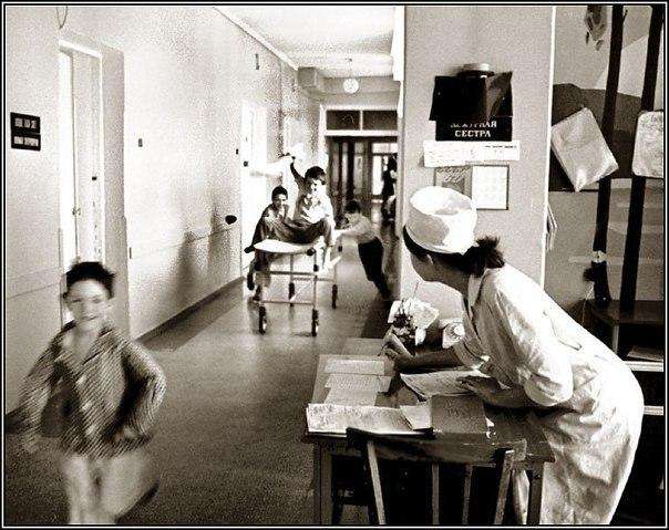 Медсестра разрешила мальчикам посмотреть, как девочкам делают флюорографию